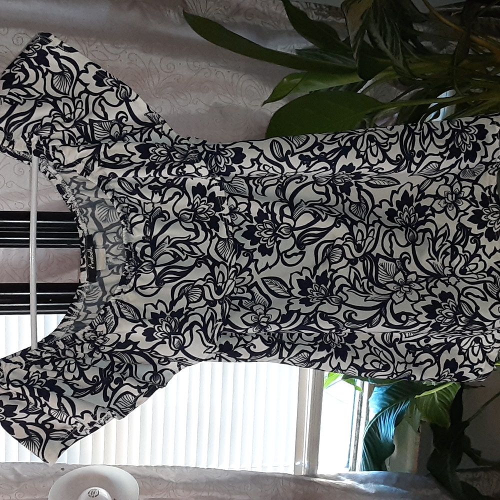 Arabella blue and white floral short sleeve blouse size small